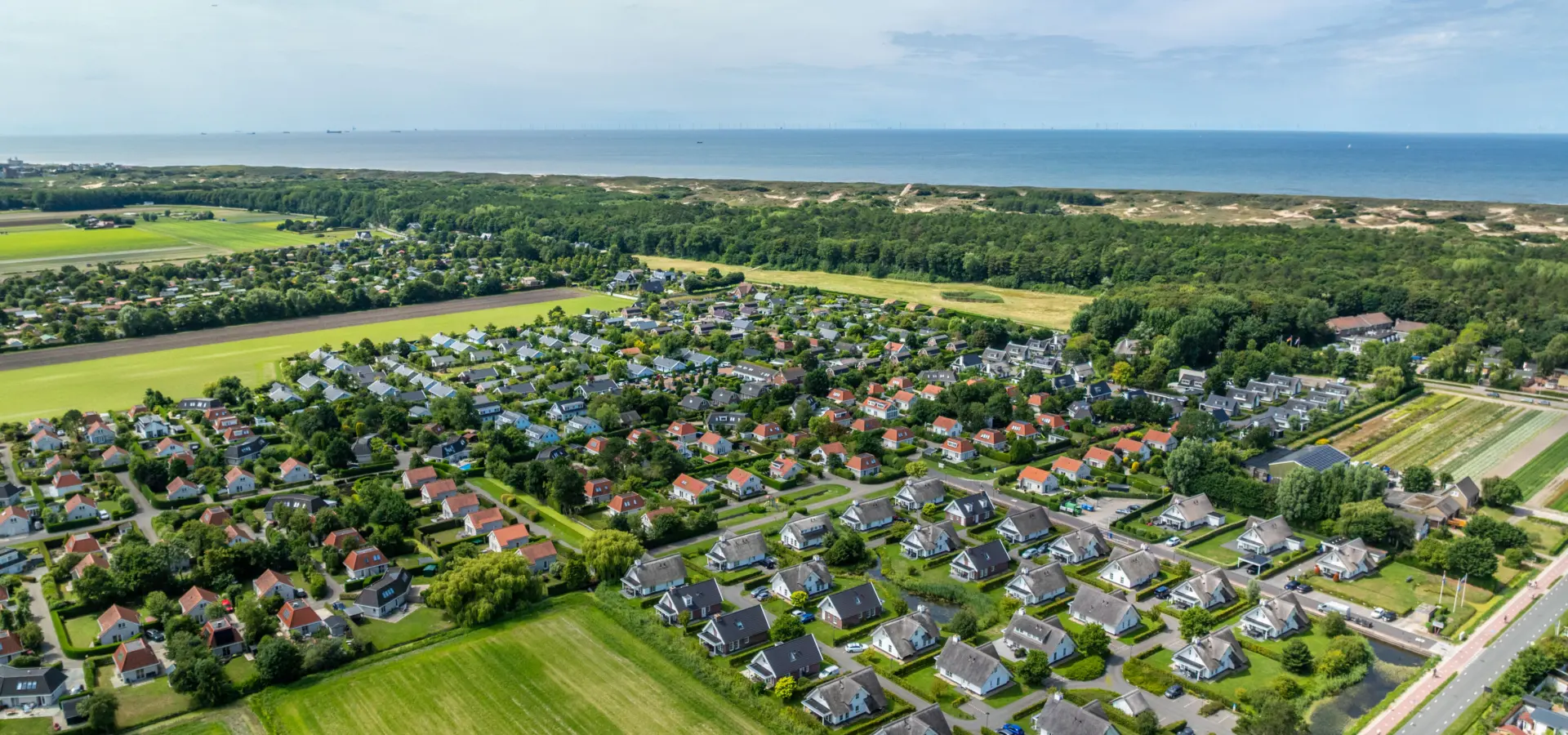 luchtfoto alle parken tot aan de zee