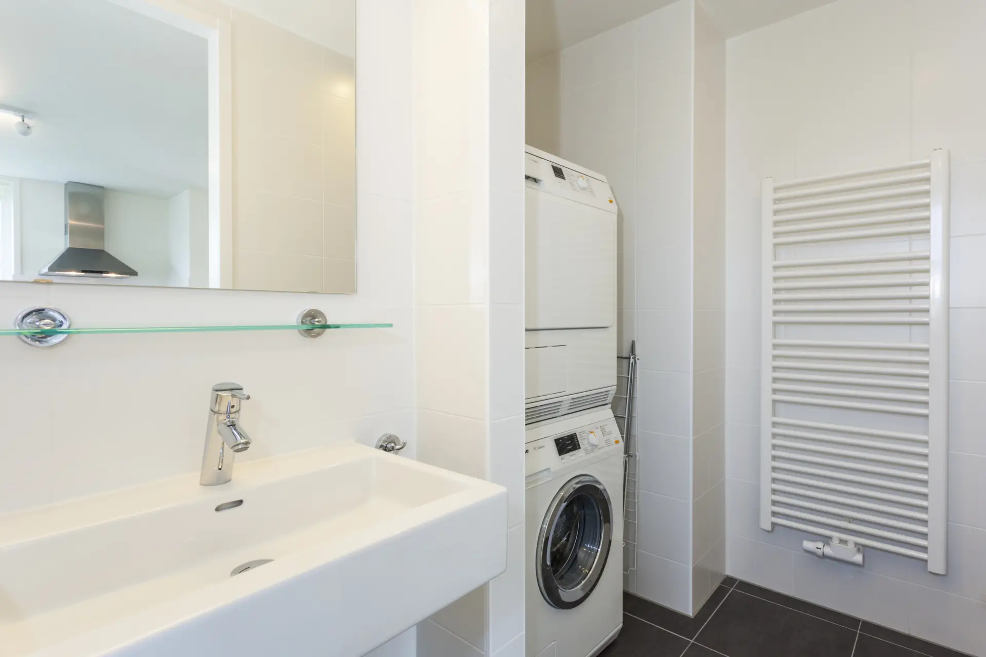 badkamer beneden met wasmachine en droger