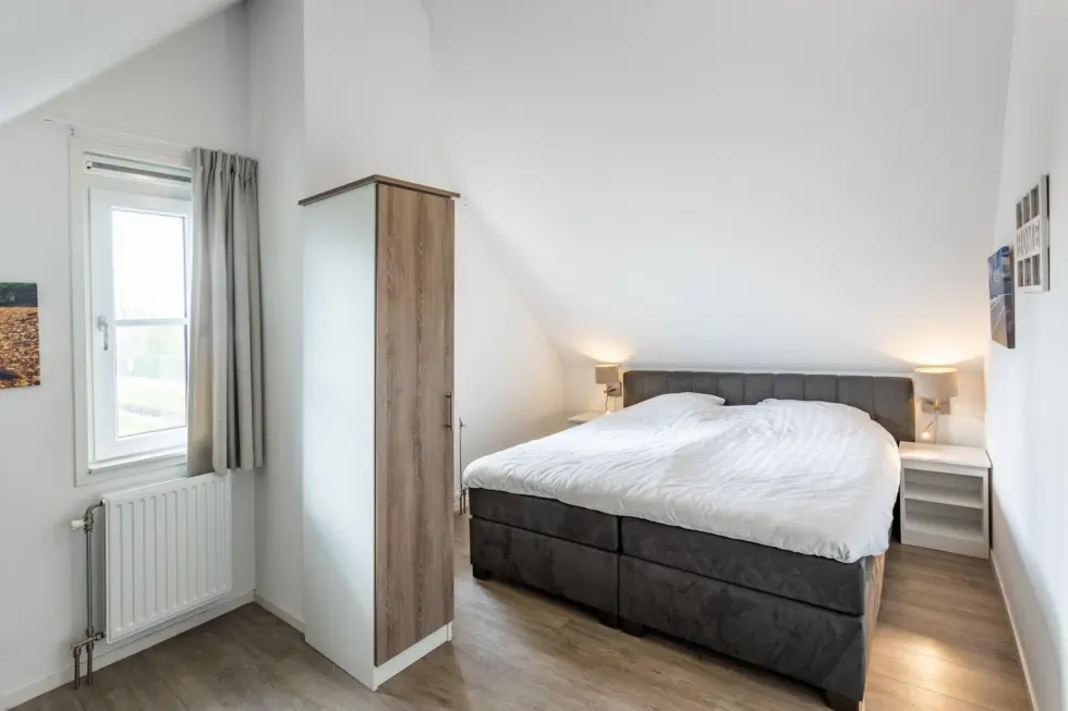 Slaapkamer 1 op eerste verdieping met 2-persoons boxspring
