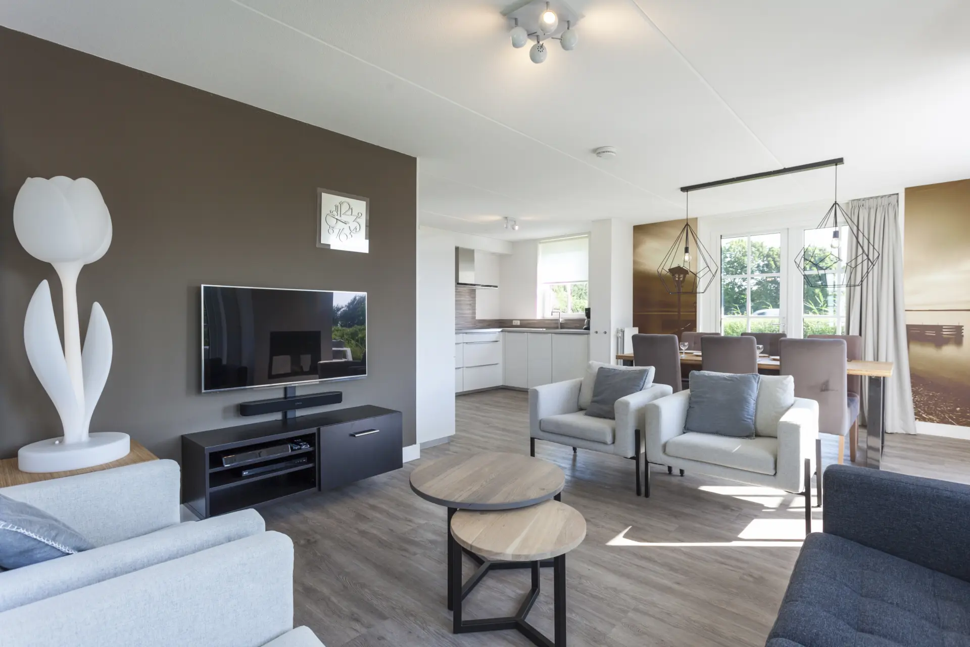 woonkamer met zithoek en eettafel