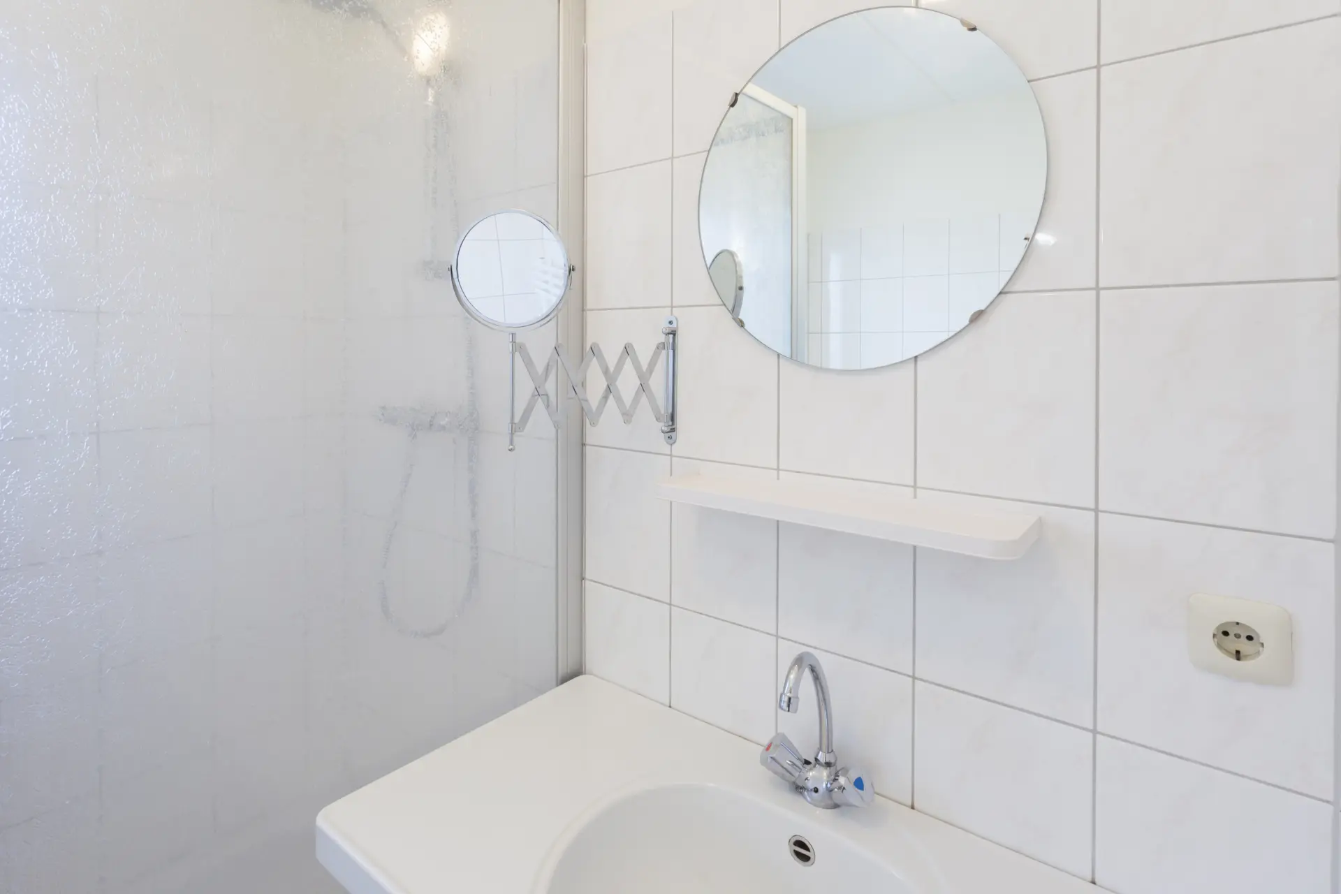 badkamer wastafel, douche en toilet